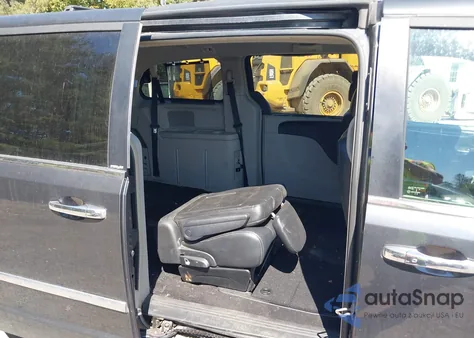 2011 Chrysler Town & Country Touring-L from USA, damaged, VIN 2A4RR8DG3BR631573